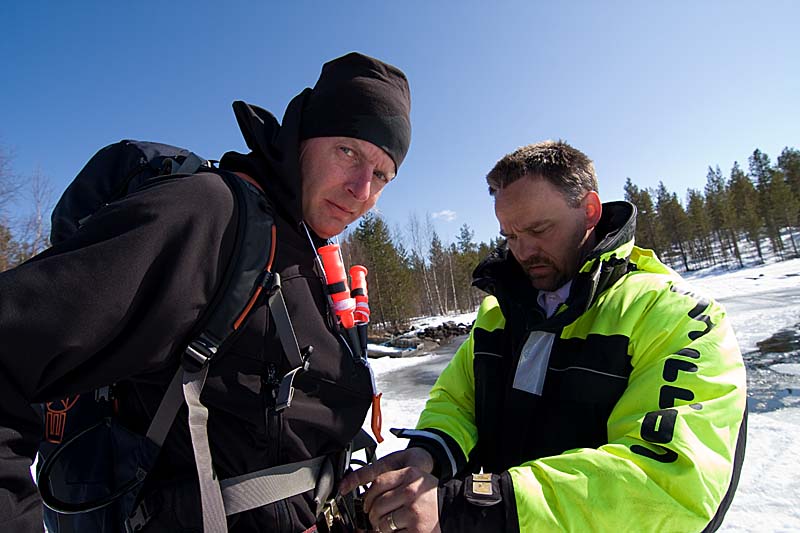 Gunnar from Jokkmokks rescue brigade connects Volker to a rope. We will not loose Volker in the lake.