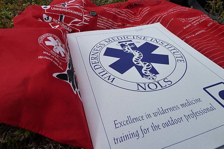 Everybody got a smart bandanna with a print that helps you remind what to do in an emergency situation.