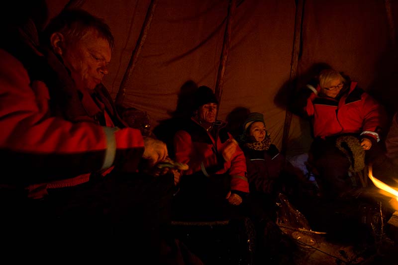 A nice break with barbeque and talk around the fire in the tipi tent.