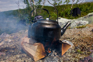 Kokkaffe över öppen eld! = Cowboy coffee over open fire!