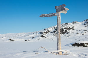 Norwegian border sign in the Swedish mountains in Lapland. Image from a husky trip.