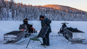 Utfodra renar Jokkmokk Lappland. Bild tagen på turen: Följ med samiska renskötare i deras dagliga arbete