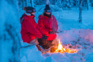 Vinter Lappland värmande eld på hundspannsturen Hundspannsäventyr och norrskensnätter