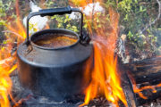 Kaffepanna med kokkaffe på eld på Vårens sista hundspannsäventyr.