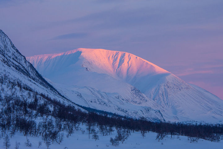 Solnedgång, rosa fjälltopp. Kungsleden Lappland vintertid.