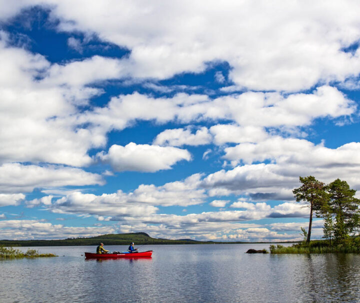 Röd kanot Mad River paddlare på kanotäventyr i Pärlälvens Naturreservat.